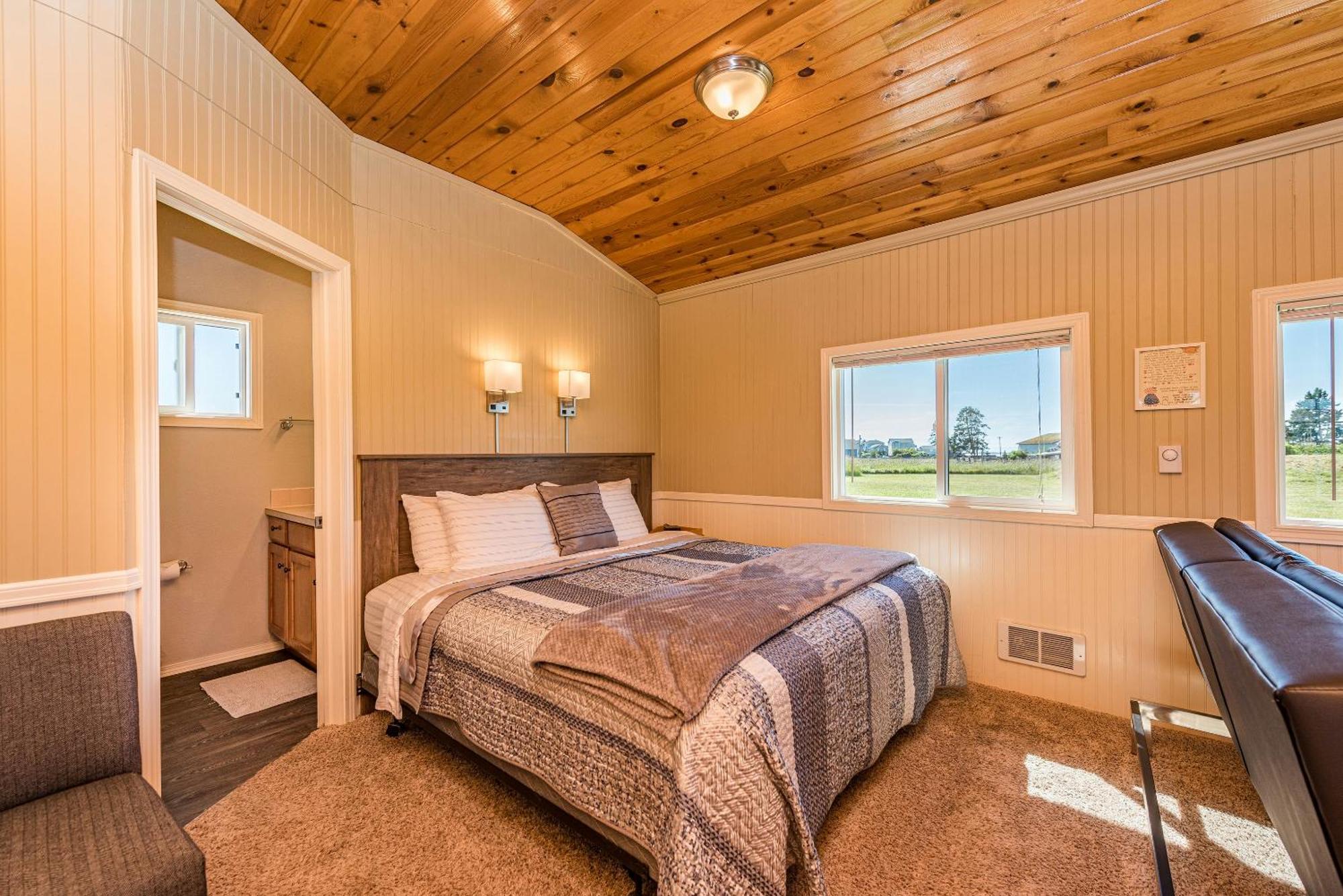 Juan De Fuca Waterfront Hotel & Cottages Сквім Екстер'єр фото