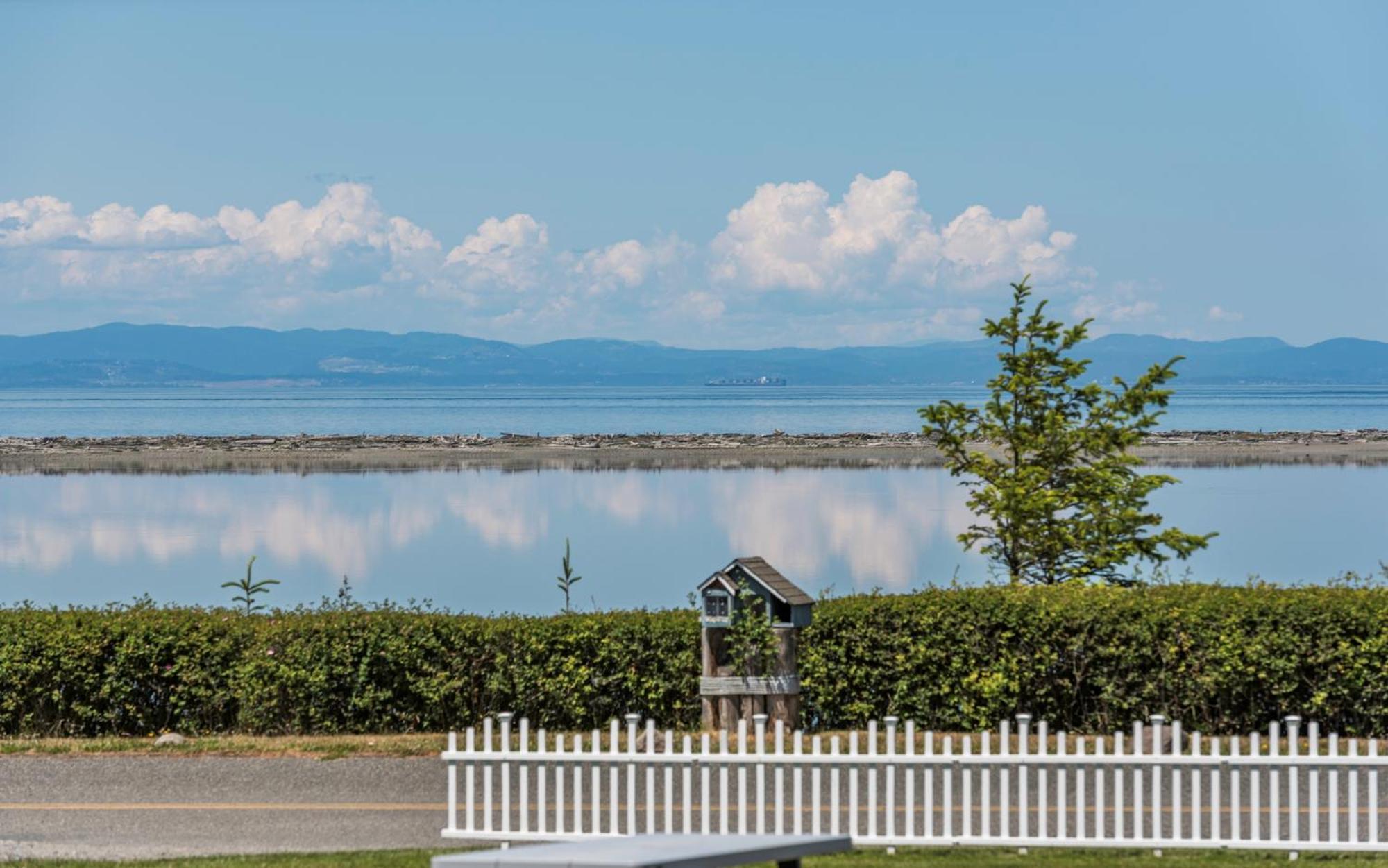 Juan De Fuca Waterfront Hotel & Cottages Сквім Екстер'єр фото