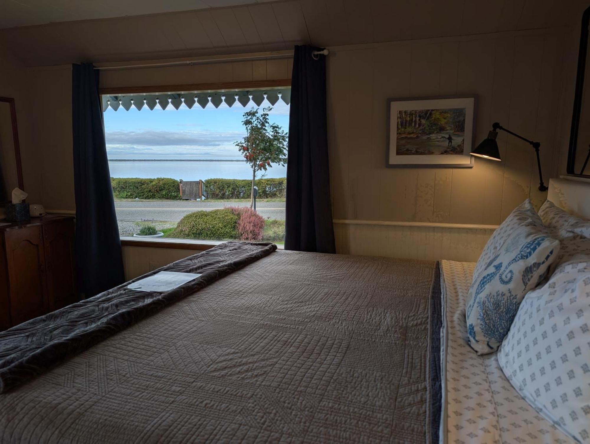 Juan De Fuca Waterfront Hotel & Cottages Сквім Екстер'єр фото